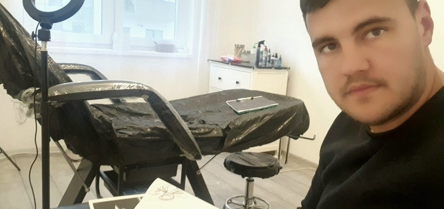 Bebe Deliu în atelierul Bebe Art Tattoo, Sibiu