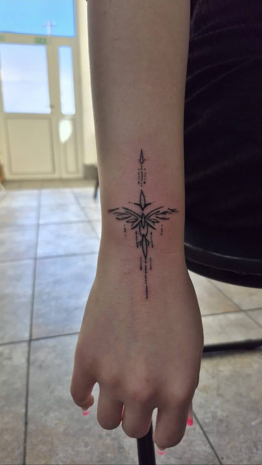 Tatuaj minimalist antebraț, stil fine-line