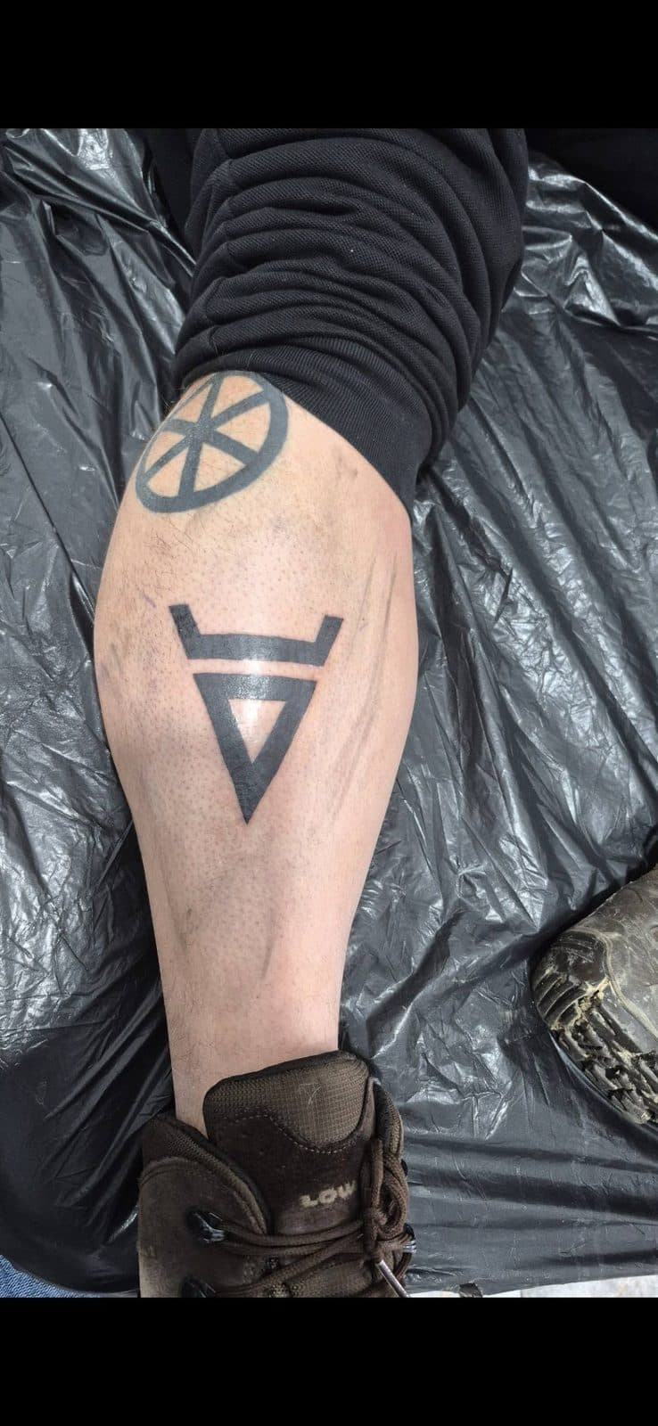 Tatuaj geometric picior
