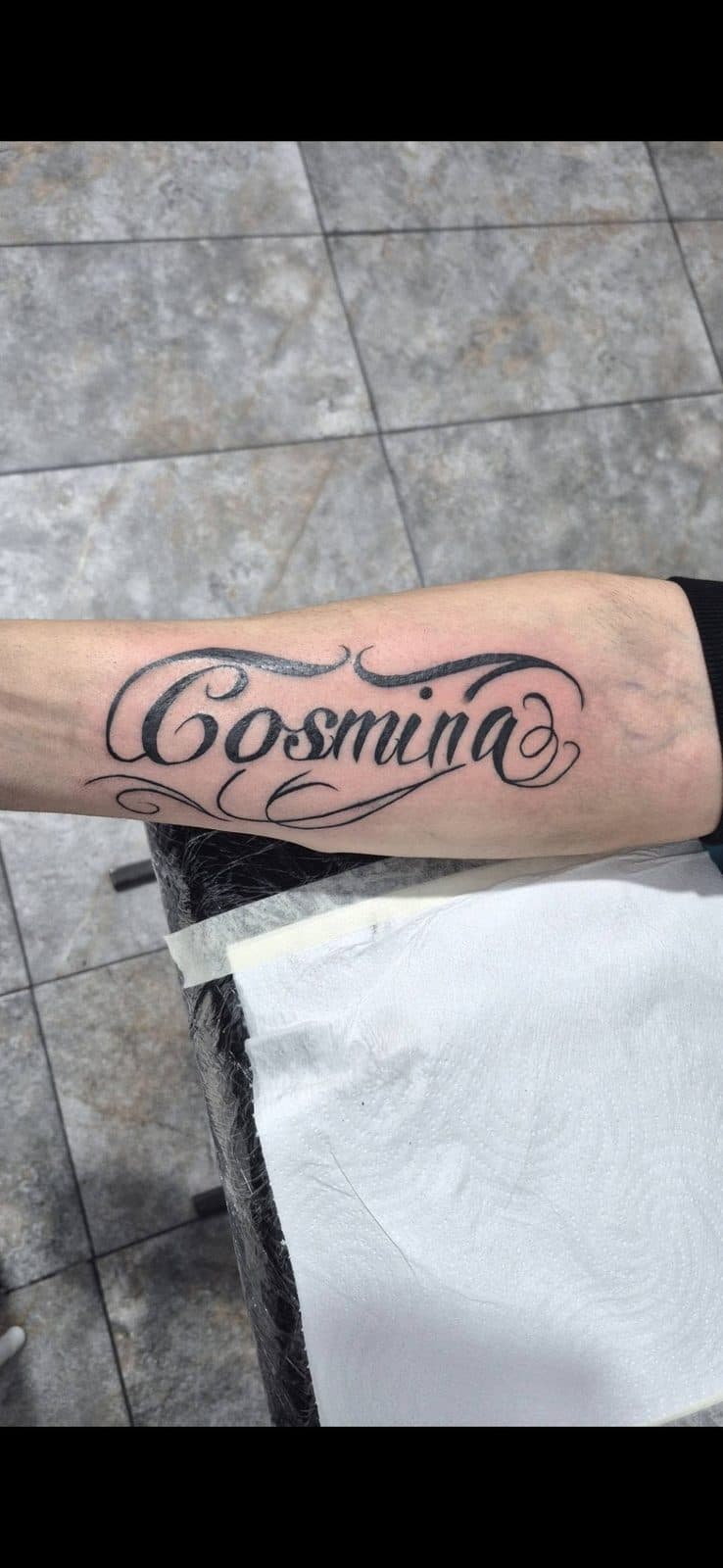 Tatuaj cu nume scris artistic pe braț