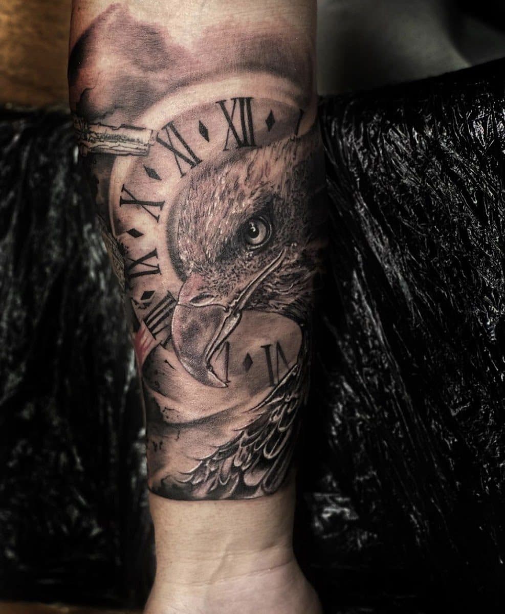 Tatuaj realist cap de pasăre de pradă și ceas