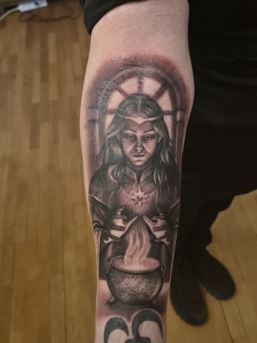 Tatuaj realist alb-negru cu personaj fantasy