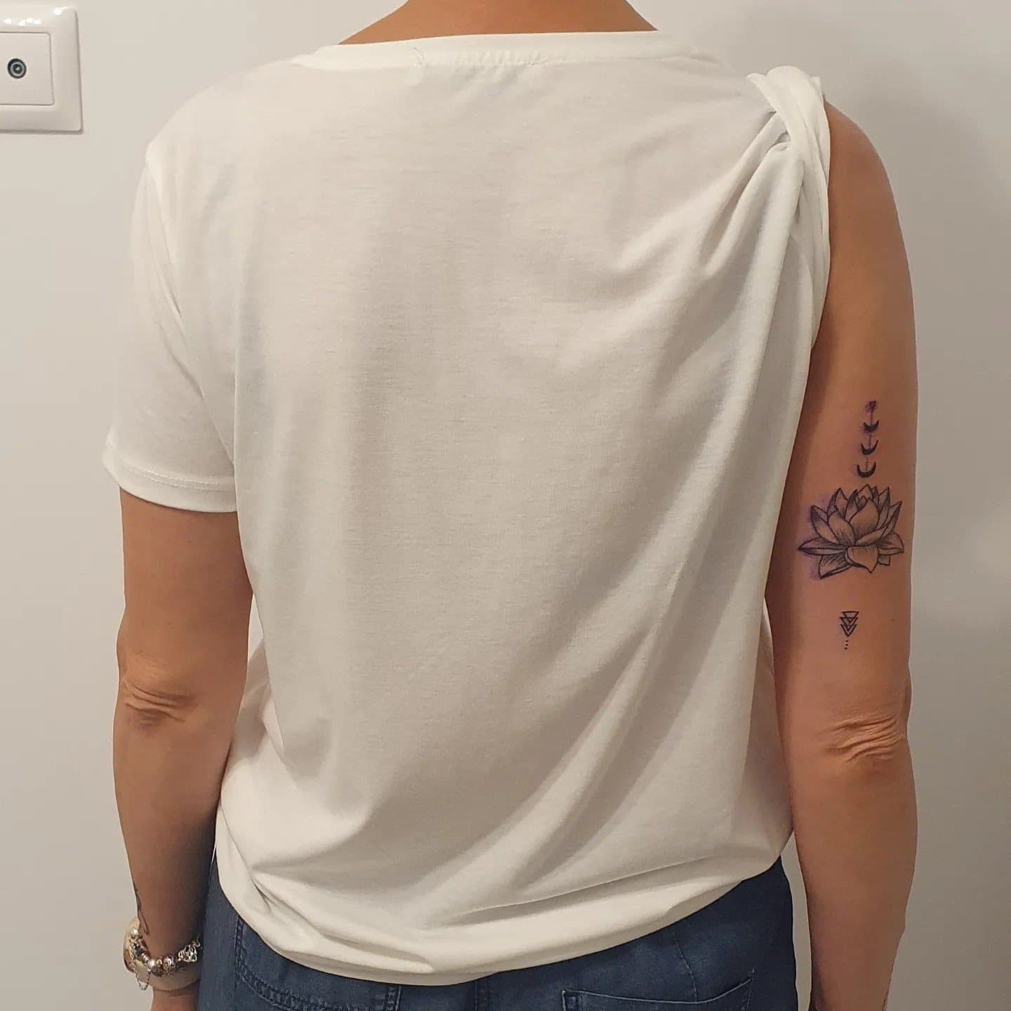 Tatuaj minimalist floare de lotus