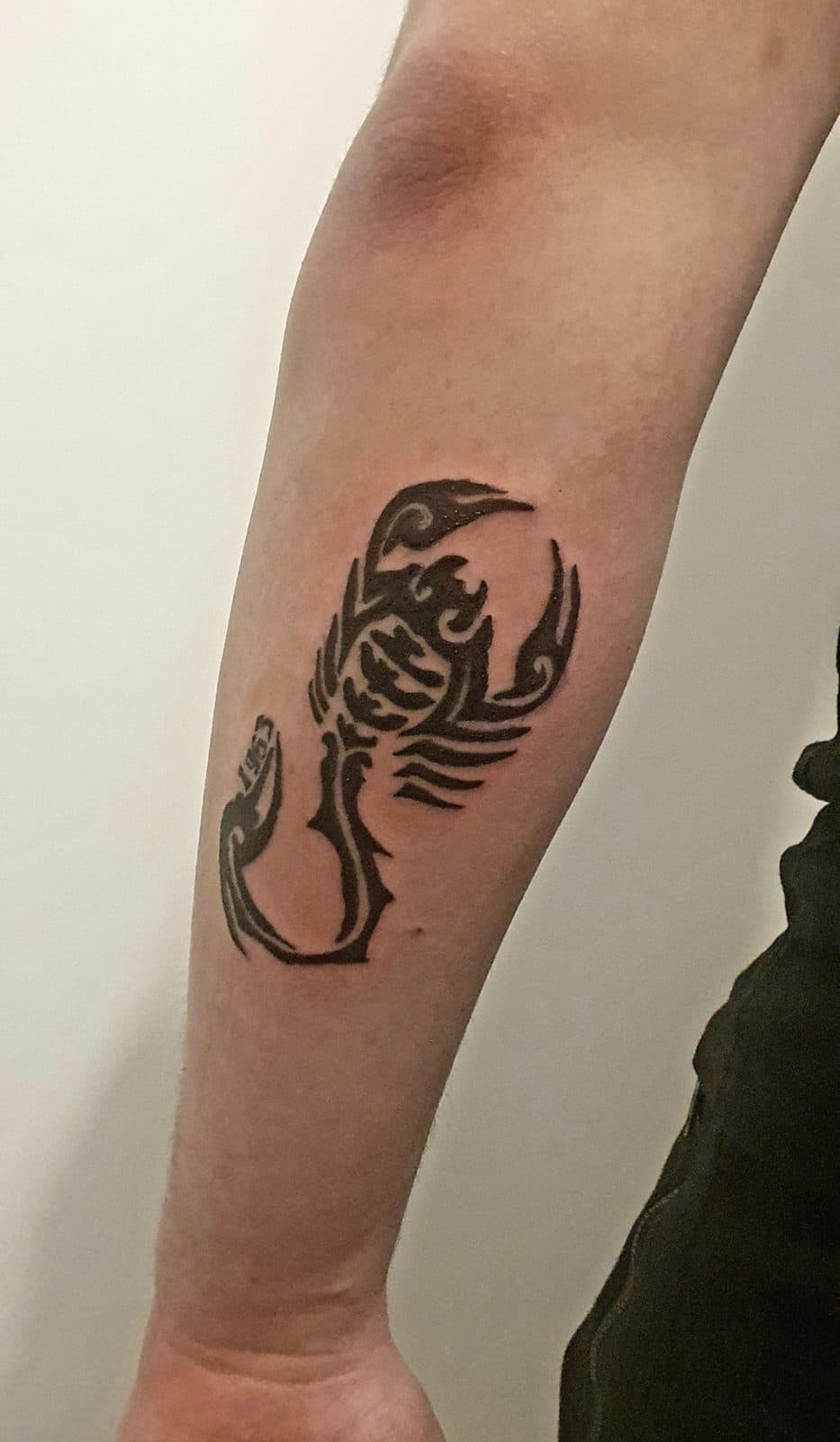 Tatuaj tribal scorpion pe braț