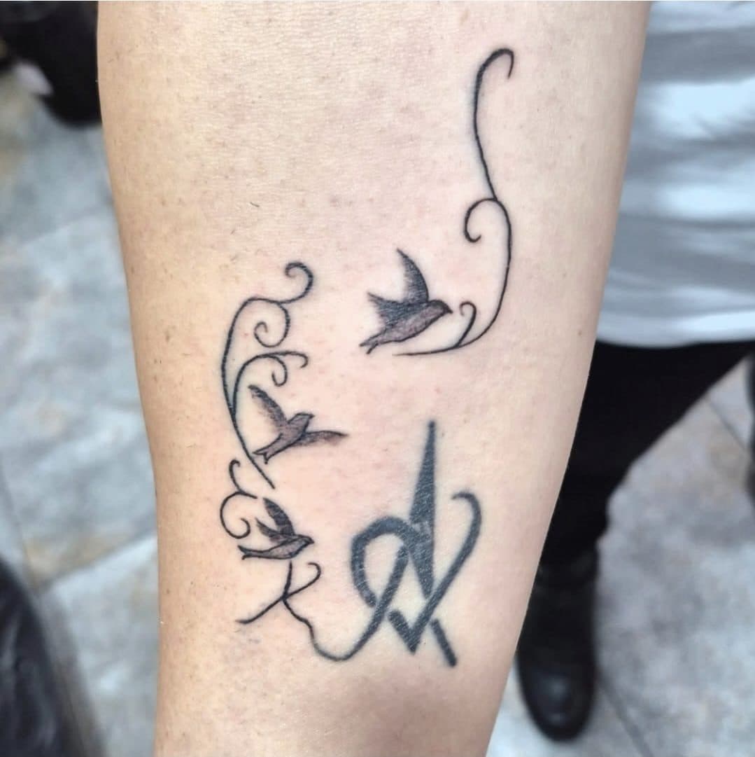 Tatuaj cu trei păsări în zbor