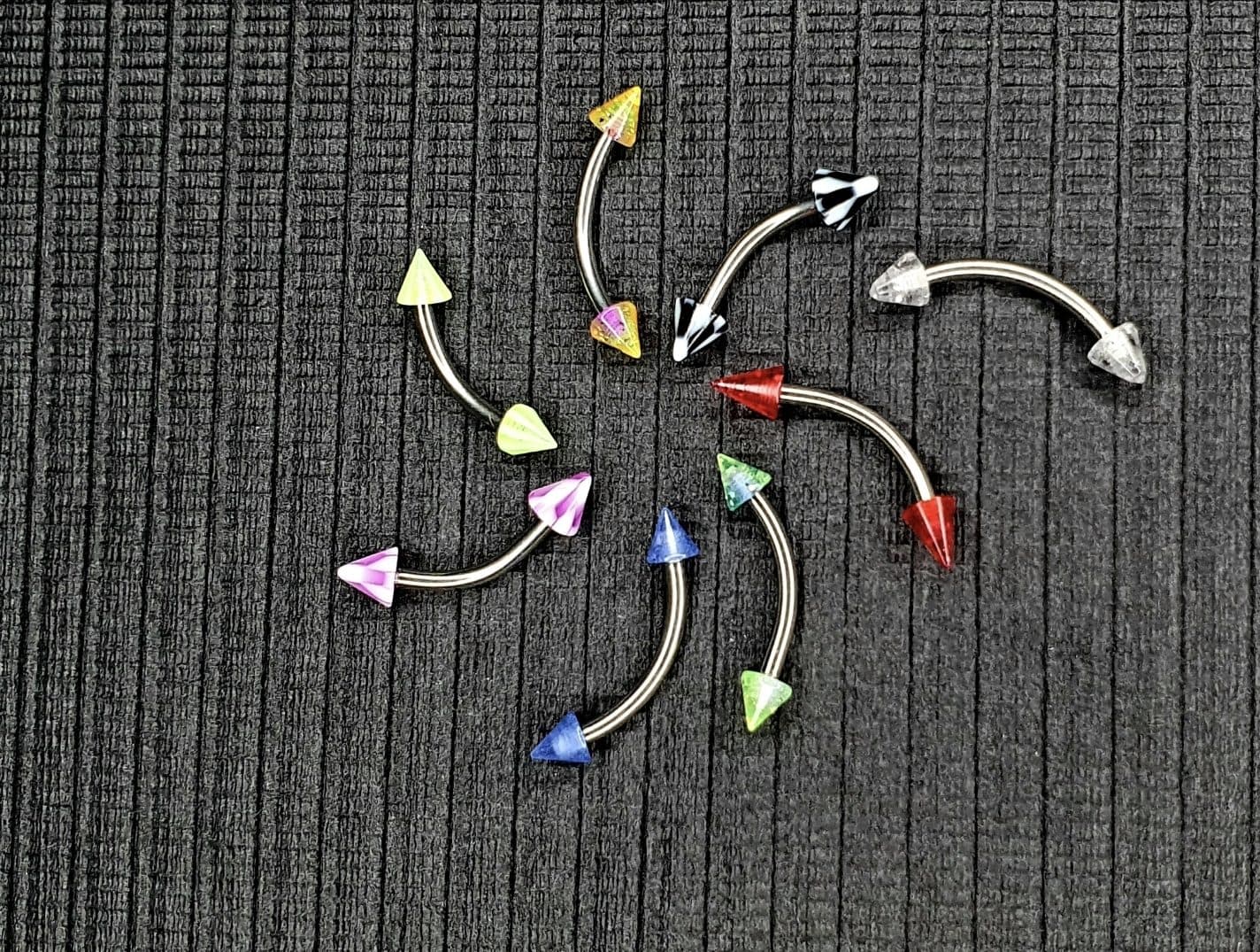 Bijuterii de piercing colorate